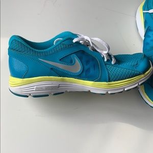 Nike dual fusion women’s tennis shoe